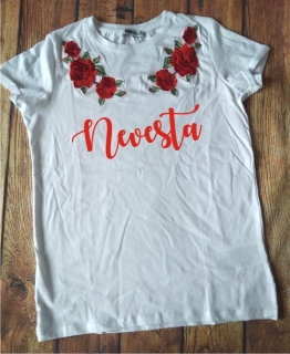 Nevesta s vyšívanými ružami